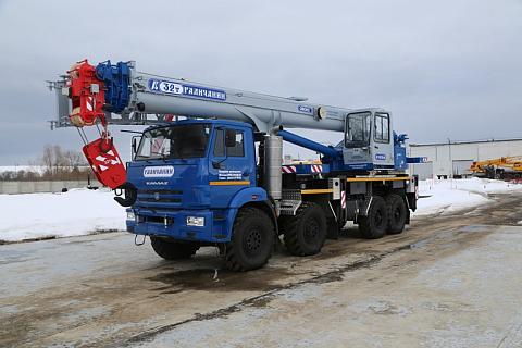 КС 55729-5В автокран с гуськом и доп. противовесом 32т. (КАМАЗ-63501)